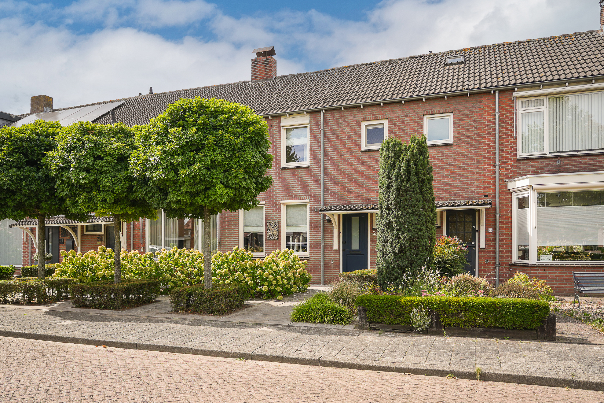 Voorgevel met voortuin van woning te koop aan de Hortensiastraat 27 in Drunen